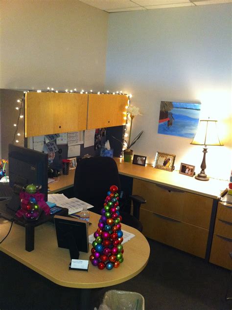 I Am Quirky: Yes, I Decorate My Office for Christmas