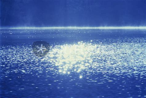 "Light reflection patterns on water surface in the sea" Picture art ...