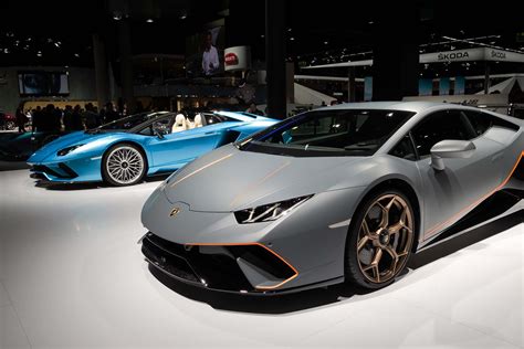 Comparing Huracán Vs Aventador. What's Different? Faster?