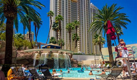 MGM Grand Pool Review Las Vegas – Everything you Need to Know about the ...