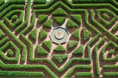 48 "Mind-Boggling" Hedge Maze & Garden Labyrinth Designs (Pictures)