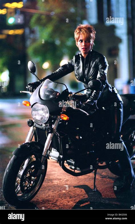 CATWOMAN -2004 HALLE BERRY Stock Photo - Alamy