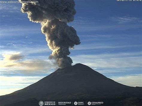 Eruption at Popocatepetl ejects dense ash up to 8.5 km (28 000 feet) a ...