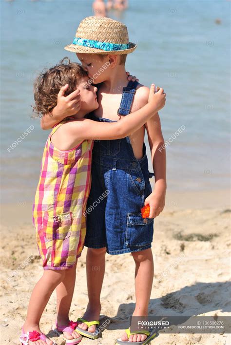 Niño abrazando chica en la playa — besando, abrazos - Stock Photo ...