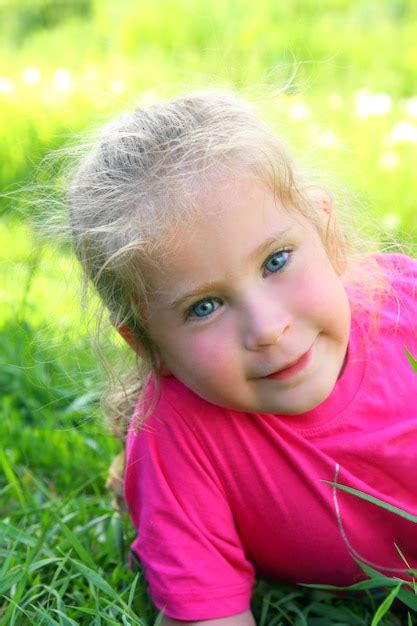 Premium Photo | Smiling little girl outdoor portrait