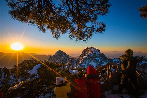 Watch Huangshan Sunrise While Hiking the Yellow Mounatin 2024