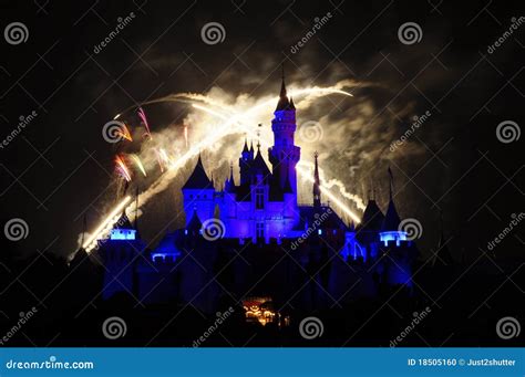 Château De Disney Avec Le Feu D'artifice Image éditorial - Image: 18505160