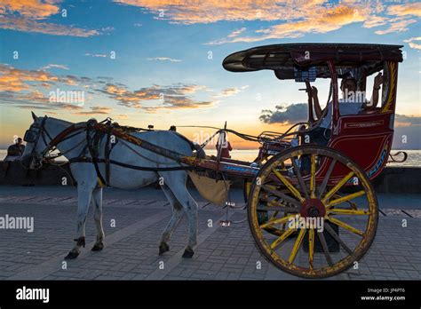 Kalesa on Roxas Boulevarde, Manila Bay, Philippines Stock Photo - Alamy