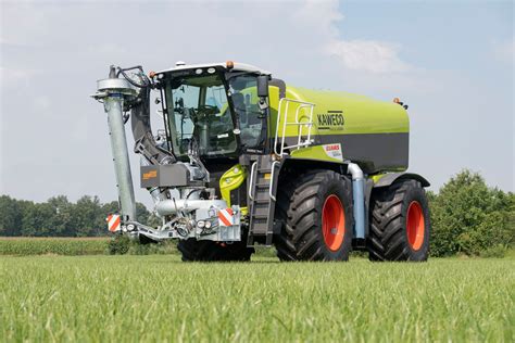 XERION SADDLE TRAC tanker | Agricultural machinery - KAWECO