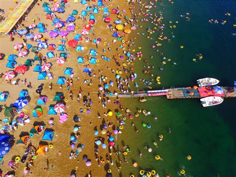 Tourists flock to Dalian beaches[5]- Chinadaily.com.cn