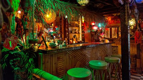 Pin de Allison Berman em Strange Paradise | Bares tiki, Bar no quintal ...