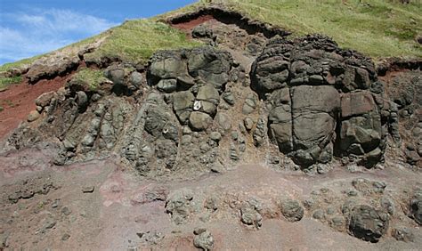 Spheroidal Weathering © Anne Burgess cc-by-sa/2.0 :: Geograph Ireland