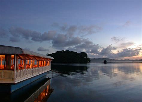 Tradewinds Hotel in Suva, Fiji Islands | A floating restaura… | Flickr