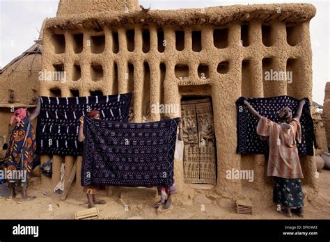 Clay architecture. Dogon Country, Mali, Africa Stock Photo - Alamy