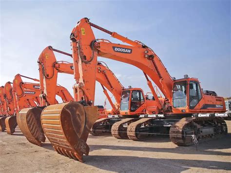 7 Types of Excavators and Their Uses on the Construction Site | BigRentz