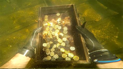 I Found GOLD Coins On An OLD ShipWreck Underwater! (Treasure Chest)