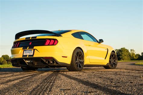 Mustang Shelby GT350R lounging on the track - CNET