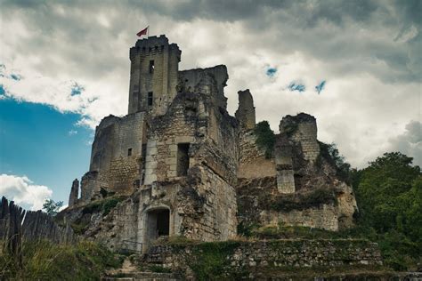 The ruined castle of Lavardin - Travel In Pink