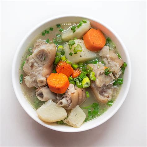 Vietnamese Pig Feet Soup with Potatoes and Carrots (Canh Giò Heo Khoai ...