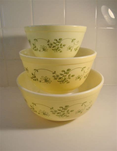 Vintage pyrex mixing bowls - wwvsera