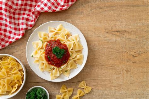 farfalle pasta in tomato sauce with parsley 4632219 Stock Photo at Vecteezy