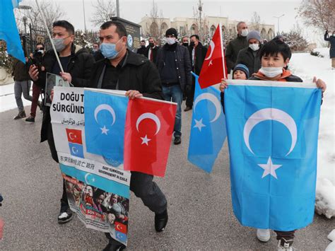 Hundreds of Uighurs protest Chinese minister's Turkey visit - TODAY