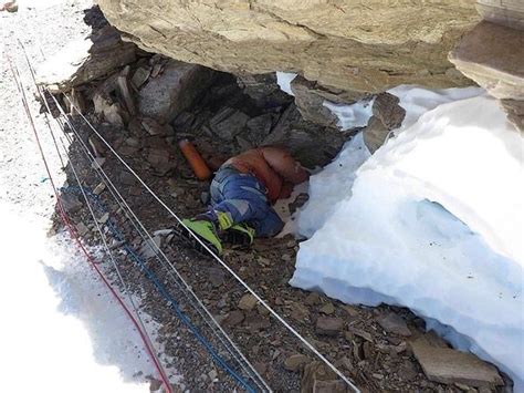 Everest Dağı'nın Üzerinde Bulunan ve Bugün Yön Belirlemek için ...