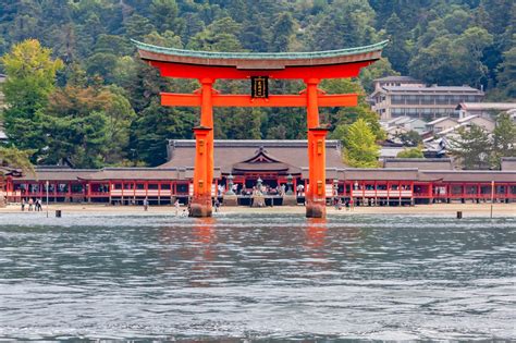 10 Most Famous Buildings in Japan: Landmarks of Elegance