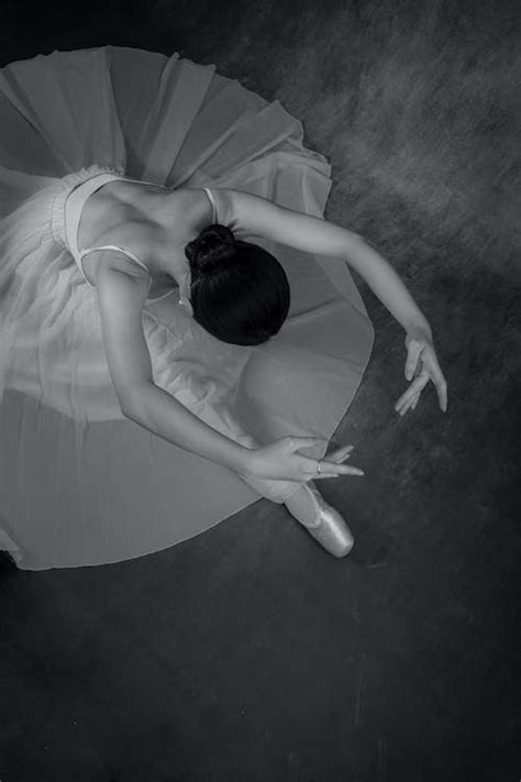 Ballerina in Black and White · Free Stock Photo