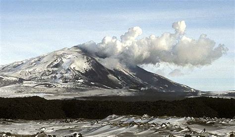 The Big Wobble : Icelandic volcano Hekla - dubbed "The Gateway to Hell ...