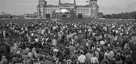 David Bowie and The Berlin Wall: How One Concert Helped Change History ...