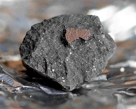 Meteorit langka berusia 4,5 miliar tahun bisa menyimpan rahasia ...