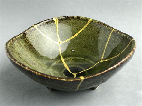 Kintsugi gifts - kintsugi bowl. Japanese art in repairing a broken ...