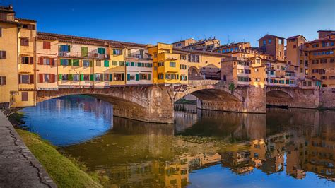 Ponte Vecchio bridge over Arno River, Florence, Tuscany, Italy ...