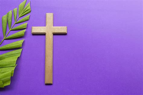 Cross and palm leaves on purple background. Lent season concept ...