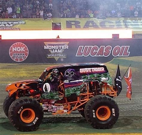 grave digger driver dies - Splendid Column Image Archive