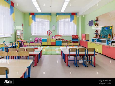 Salle de classe en maternelle. L'école maternelle avec des ensembles de ...