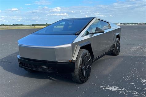 Tesla Cybertruck (2023). La production du pick-up électrique futuriste ...