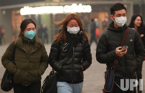 Photo: Chinese wear masks for protection against hazardous pollution in ...