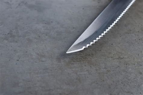 How to Sharpen a Serrated Knife With an Electric Sharpener - KnifeVerge