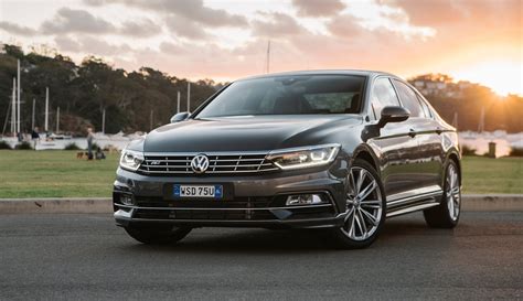 2017 Volkswagen Passat 206TSI R-Line Review | GearOpen