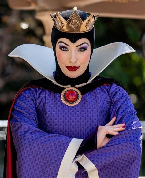 The absolute best Disneyland actress. | Evil queen costume, Disney evil ...