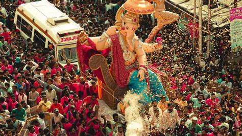 Ganesh Chaturthi 2022 celebrations see massive turnout in Mumbai ...