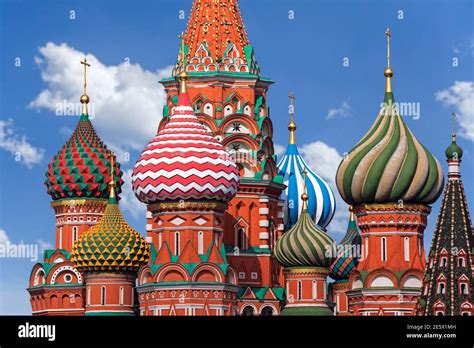 Colourful domes of the Cathedral of Vasily the Blessed / Saint Basil's ...