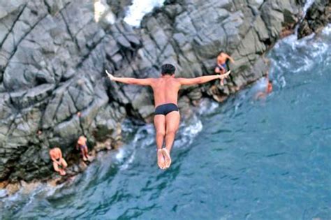 Violence threatens livelihood of Acapulco cliff divers - Taipei Times