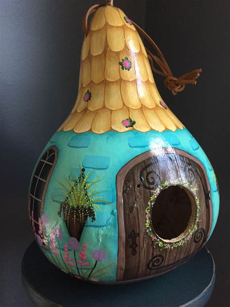 vogelhuisje | Painted gourds, Painted gourds birdhouses, Hand painted ...