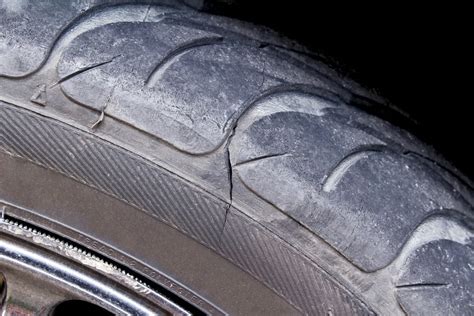 What is a Sidewall Tire Damage & When to Replace the Tire?