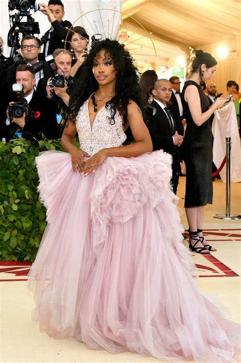 SZA Wears Pink Versace Gown to the Met Gala 2018 | Teen Vogue