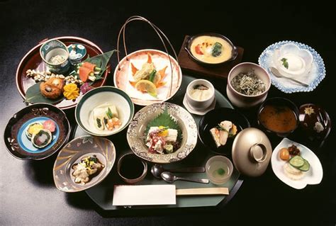 Kaiseki 懐石 or kaiseki 会席?