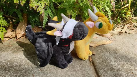 Wings of fire plushies, it’s sunny and starflight! (I make these myself ...